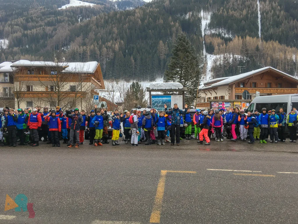Große Gruppe versammelt sich auf dem Platz vor dem Ort.